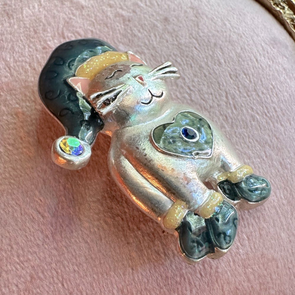 Vintage Kenneth Cole Cat Brooch Wearing Hat, Booties & Heart Enameled Crystal - Picture 4 of 13